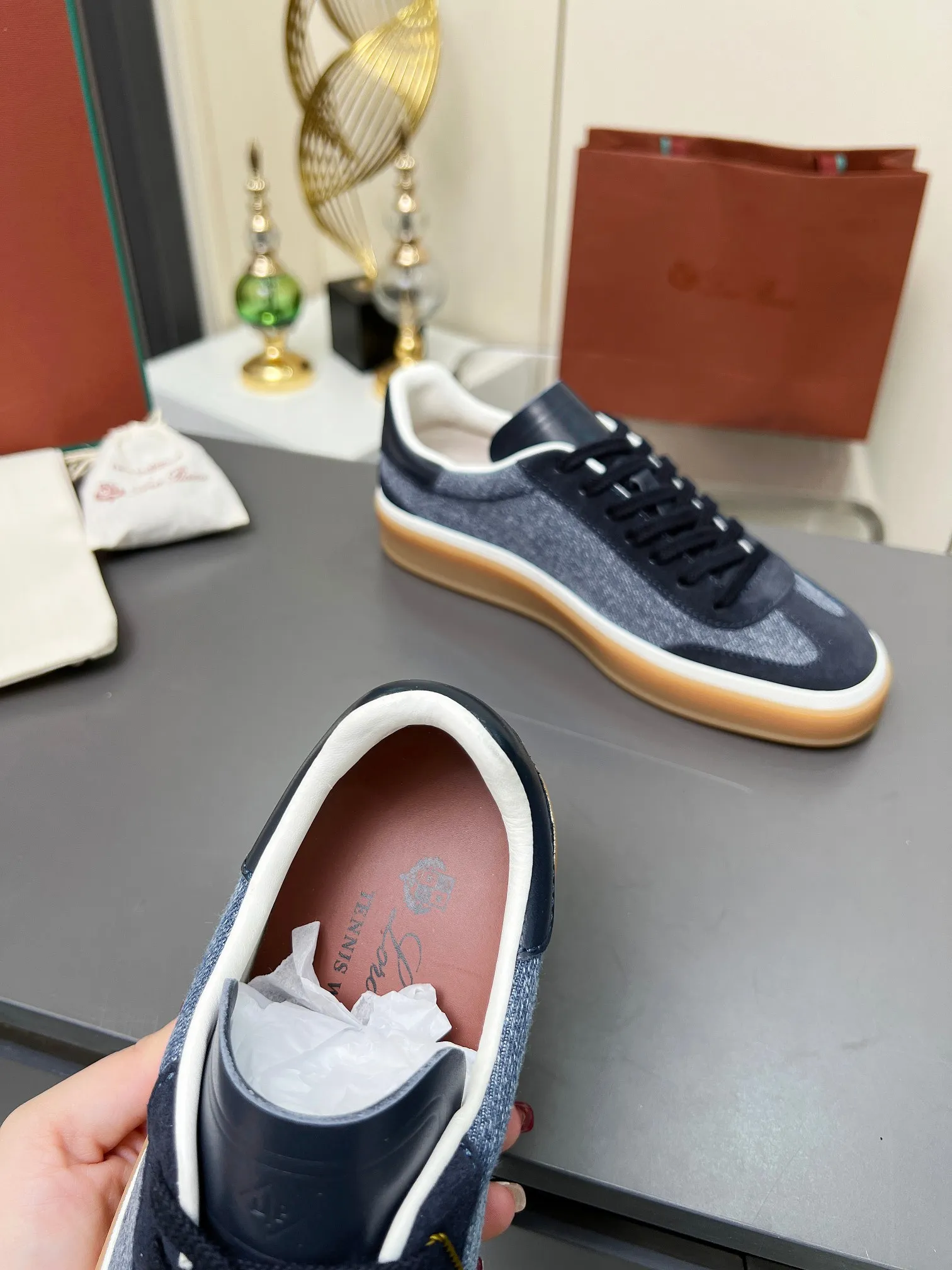 Factory price: 580💰Purchase level, high version🦅⛳️ Italy [Loro men's shoes💰iana] Tennis walk series L men's shoes💰Couple moral training shoes casual sports shoes sneakers🎁🎁 Original purchase development and production This new suede tennis shoe adopts an ultra-low design, suitable for wearing all year round👫👫 The wrapped sole creates an effortlessly attractive color combination that harmoniously blends functionality with understated style, making it the ideal shoe for urban wear. Soft calfskin tongue with Kummel color insert at the heel, embossed L Men's shoes 💰 Logo Cotton lace upper, cowhide suede sole Rubber-lined calfskin ✦ Upper: imported first-layer cowhide ➕ Customized original cowhide ✦ Lining: cowhide lining ➕ Cow leather insole ✦ Sole: Original open-molded T men's shoe 💰R ultra-lightweight outsole ✦Packaging: Original full set of packaging ✦Female size: 35--40, ✦Male size: 39--44, customized 45